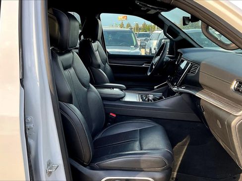 Used 2024 Jeep Wagoneer L Series II w/ Flexible Seating Group image 8