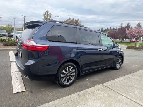 Used 2020 Toyota Sienna XLE w/ XLE Navigation Package image 7