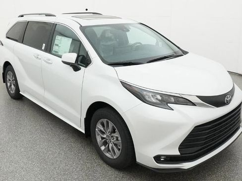 New 2026 Toyota Sienna XLE image 13