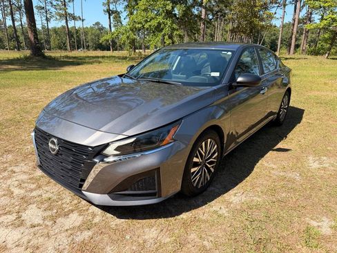 Used 2024 Nissan Altima 2.5 SV FWD image 1
