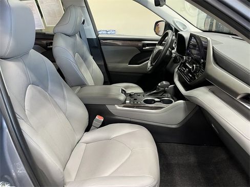 Used 2023 Toyota Highlander Limited image 13
