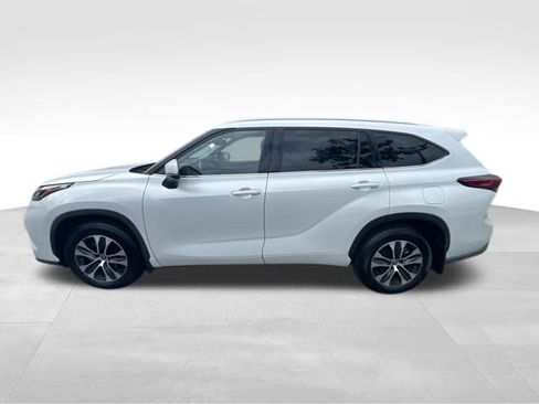 Used 2022 Toyota Highlander XLE AWD/4WD image 8