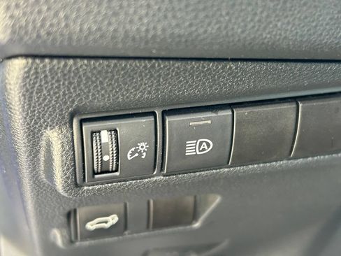 Used 2022 Toyota Corolla Cross XLE w/ Convenience Package FWD image 25