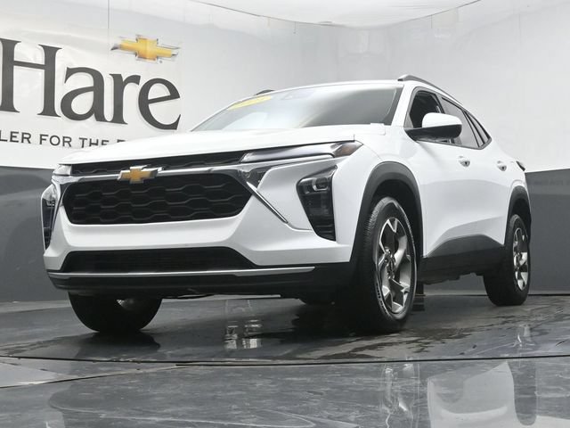 Used 2025 Chevrolet Trax LT FWD image 4