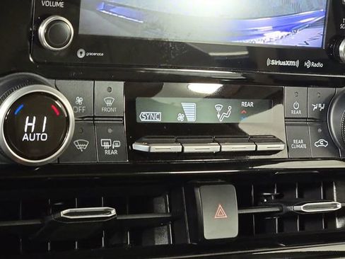 Used 2022 Toyota Highlander XLE AWD/4WD image 20