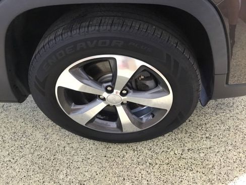 Used 2019 Jeep Cherokee Limited image 24