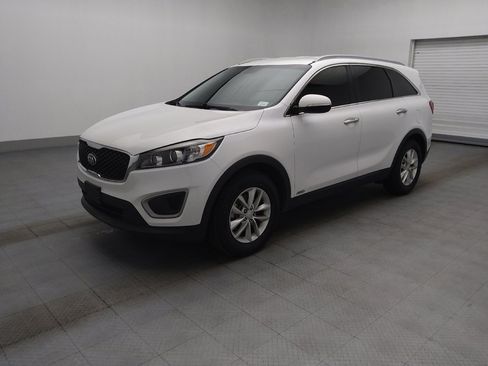Used 2017 Kia Sorento AWD w/ LX Convenience Package image 2