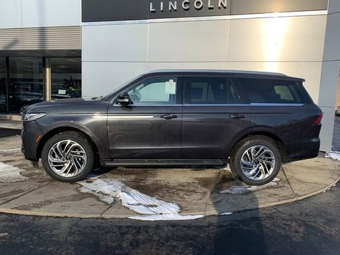 New 2026 Lincoln Navigator Premiere image 9