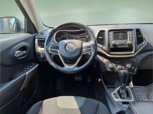 Used 2018 Jeep Cherokee Latitude w/ Altitude Package FWD image 15