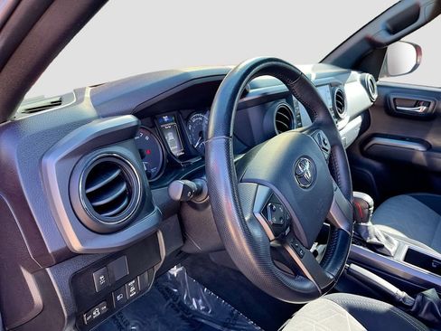 Used 2022 Toyota Tacoma TRD Sport w/ Technology Package RWD image 9
