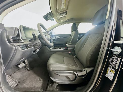 Used 2025 Kia Sportage LX image 13