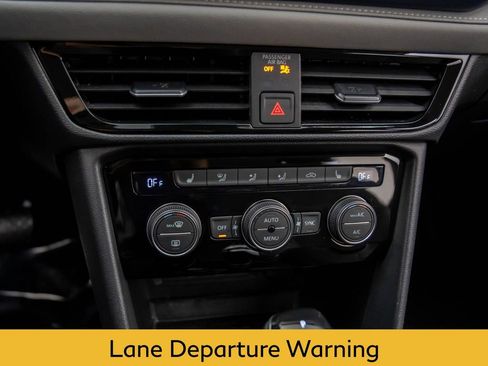 Used 2024 Volkswagen Taos SE image 23