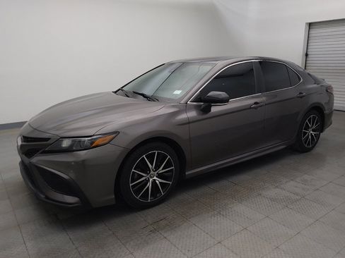 Used 2022 Toyota Camry SE image 2
