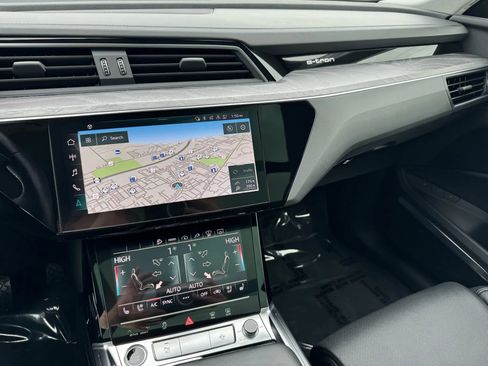 Used 2021 Audi e-tron Prestige w/ Prestige Package image 38