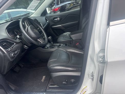 Used 2019 Jeep Cherokee Limited w/ Technology Group AWD/4WD image 9