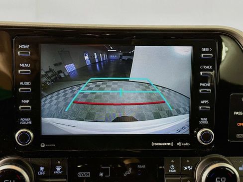 Used 2021 Toyota Highlander XLE AWD/4WD image 15