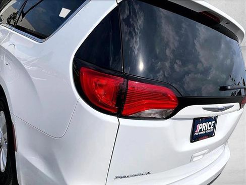 Used 2018 Chrysler Pacifica Touring-L Plus image 29
