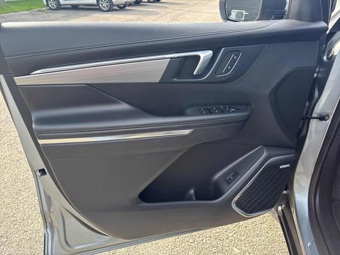 Used 2025 Buick Enclave Preferred image 9