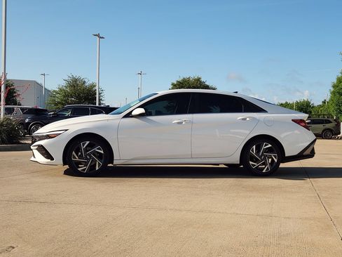 Used 2024 Hyundai Elantra SEL w/ Convenience Package FWD image 4