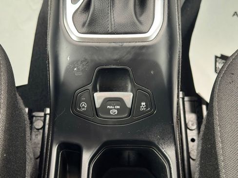 Used 2023 Jeep Renegade Latitude AWD/4WD image 34