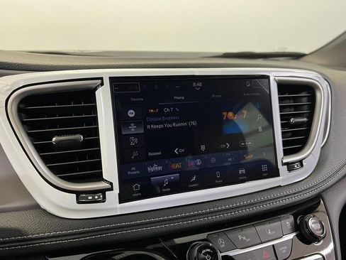 New 2026 Chrysler Pacifica Select image 30