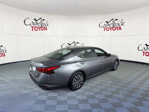 Used 2025 Nissan Altima 2.5 SV FWD image 2