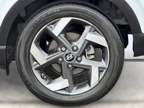 Used 2022 Hyundai Venue SEL FWD image 11