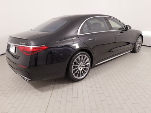Used 2022 Mercedes-Benz S 500 4MATIC w/ AMG Line Package image 11