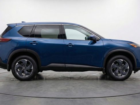 Used 2025 Nissan Rogue SV FWD image 11