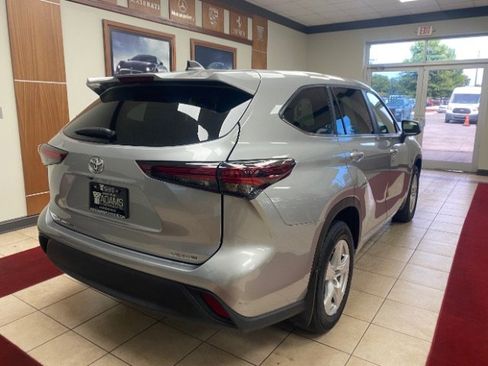Used 2024 Toyota Highlander LE image 3