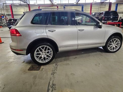 Used 2017 Volkswagen Touareg Sport AWD/4WD image 3
