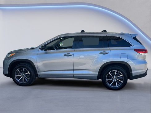 Used 2017 Toyota Highlander XLE FWD image 3