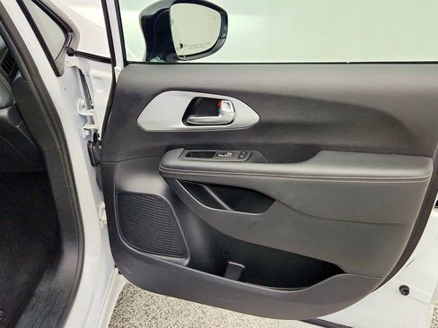 Used 2024 Chrysler Pacifica Limited FWD image 28