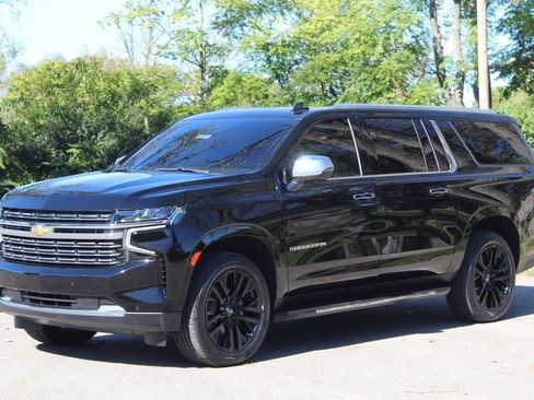 Used 2023 Chevrolet Suburban Premier image 3