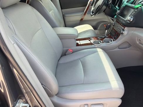 Used 2011 Toyota Highlander Limited w/ Tow Pkg FWD image 11