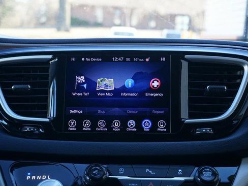 Used 2017 Chrysler Pacifica Touring-L w/ Tire & Wheel Group image 32