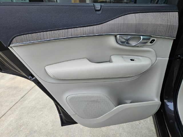 Certified 2023 Volvo XC90 T8 Ultimate w/ Protection Package Premier AWD/4WD image 17