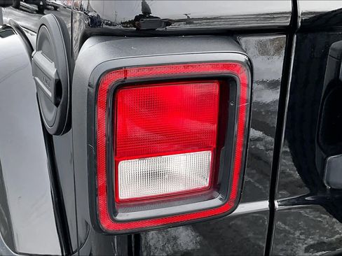 Used 2023 Jeep Wrangler Sahara w/ Cold Weather Group image 32