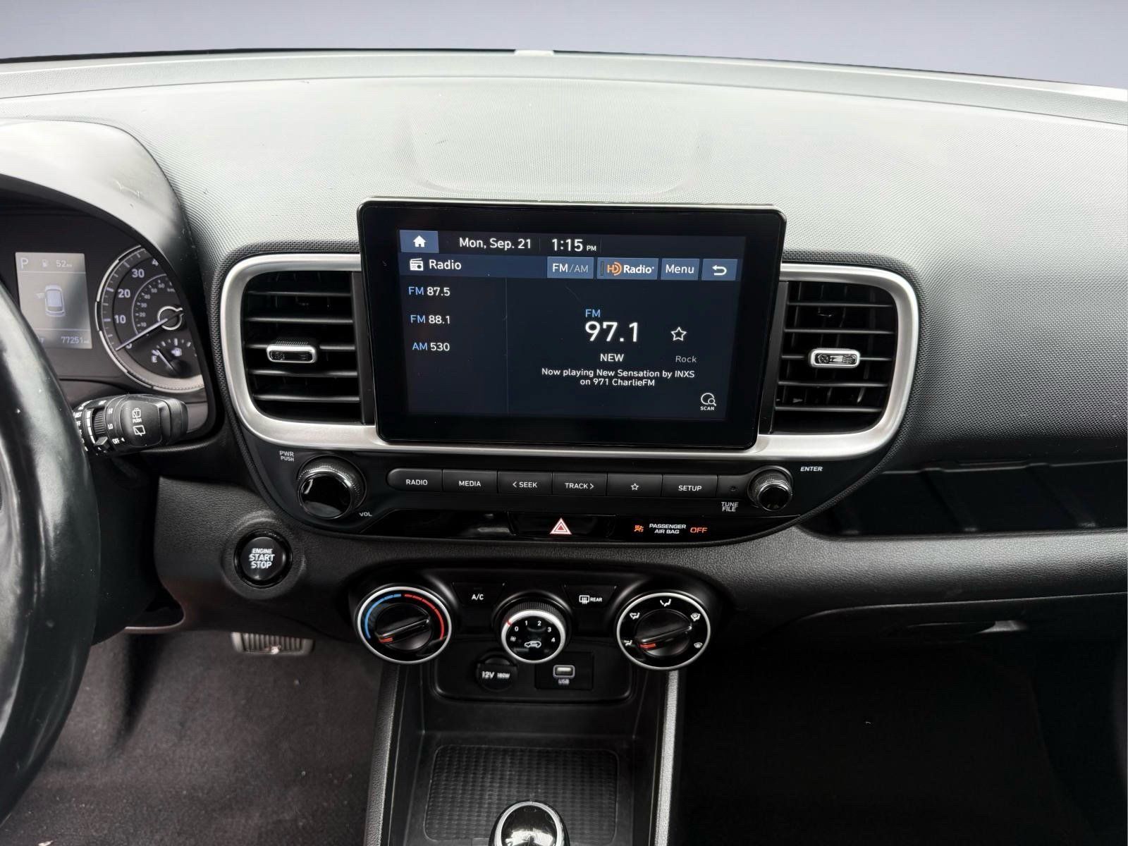 Used 2021 Hyundai Venue FWD image 16