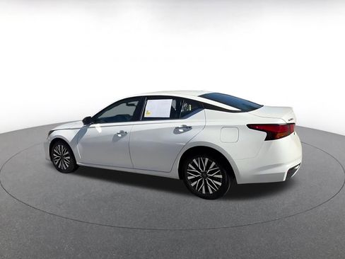 Used 2025 Nissan Altima 2.5 SV FWD image 10
