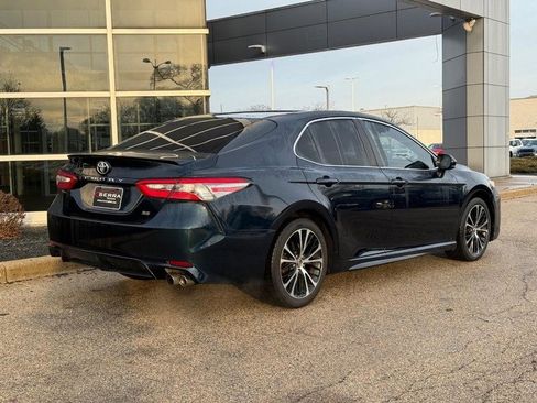 Used 2018 Toyota Camry SE image 3