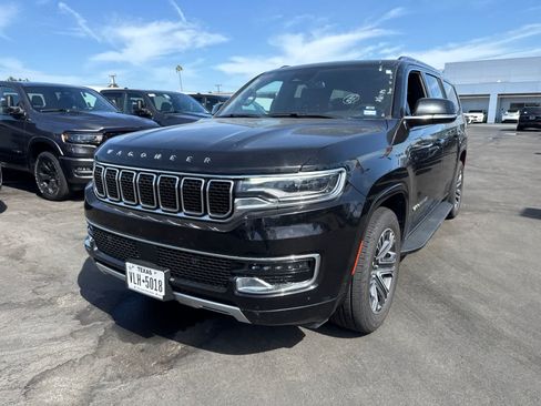 Used 2024 Jeep Wagoneer L Series II w/ Flexible Seating Group RWD image 3