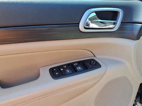Used 2022 Jeep Grand Cherokee Laredo E AWD/4WD image 13
