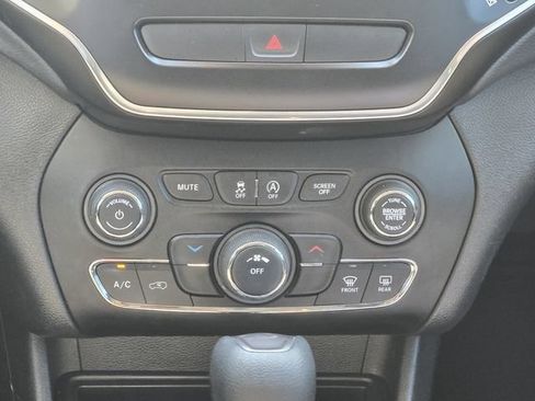 Used 2019 Jeep Cherokee Latitude w/ Popular Appearance Group FWD image 19