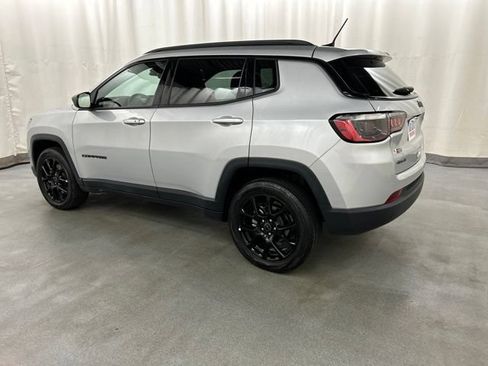 Used 2025 Jeep Compass Latitude w/ Convenience Group AWD/4WD image 3