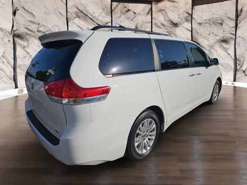 Used 2011 Toyota Sienna XLE image 7