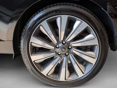 Used 2025 Land Rover Range Rover SV image 25