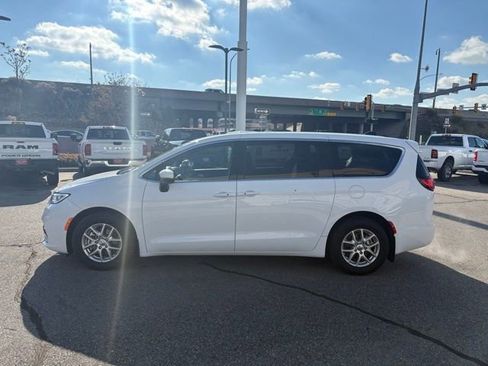 Certified 2023 Chrysler Pacifica Touring image 5