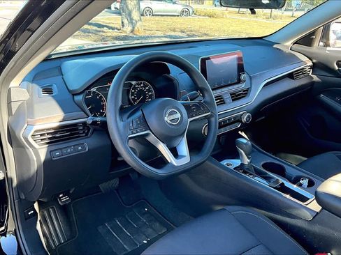 Used 2025 Nissan Altima 2.5 SV image 17