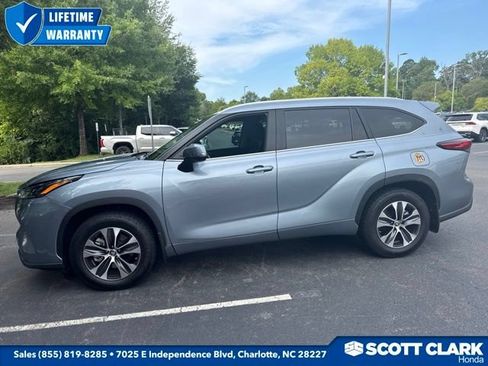 Used 2023 Toyota Highlander XLE FWD image 3